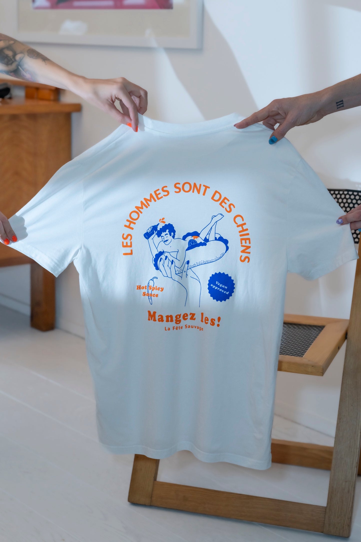 T-shirt unisexe Les Hommes sont des Chiens ! Mangez-les !