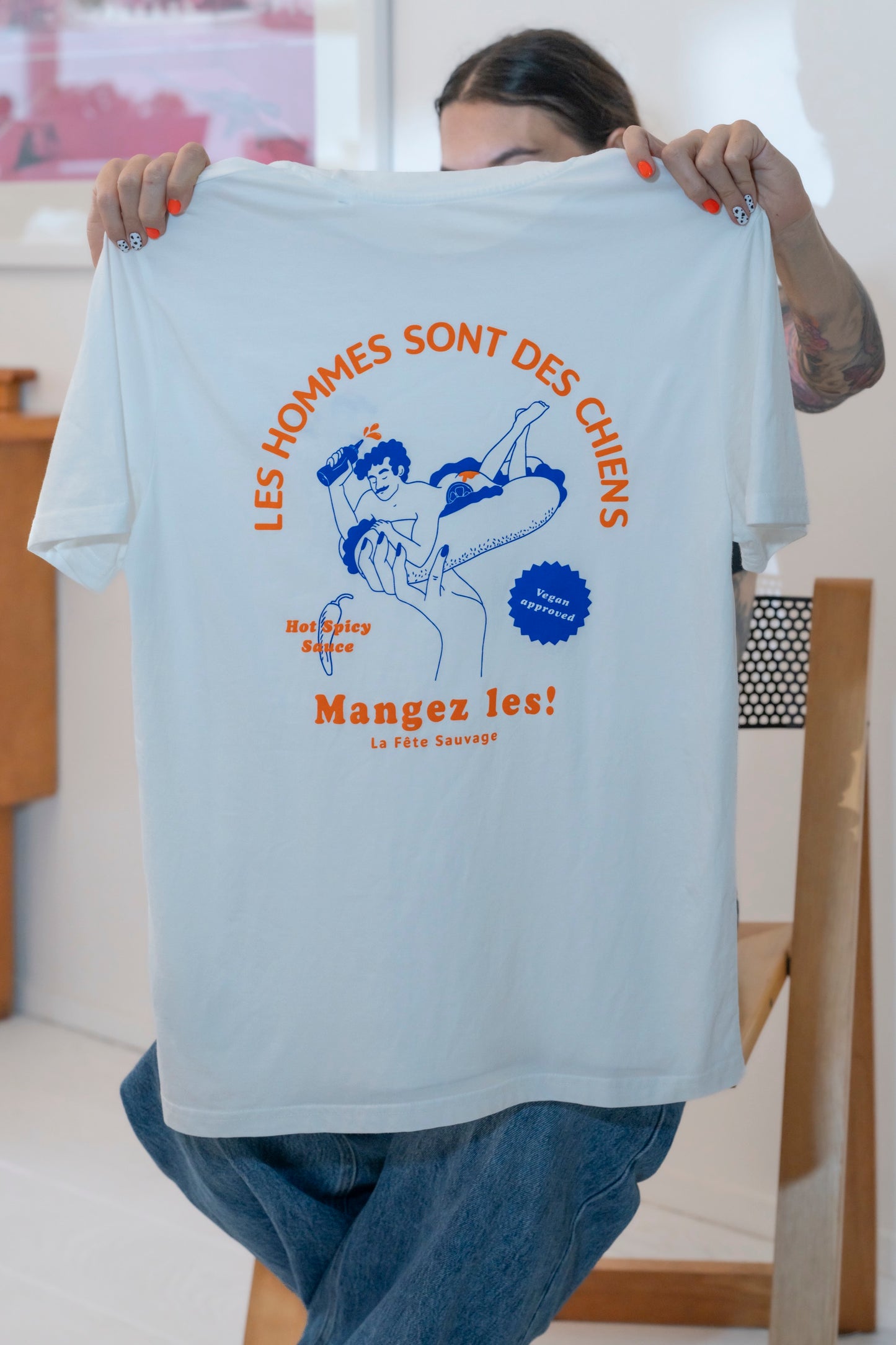 T-shirt unisexe Les Hommes sont des Chiens ! Mangez-les !