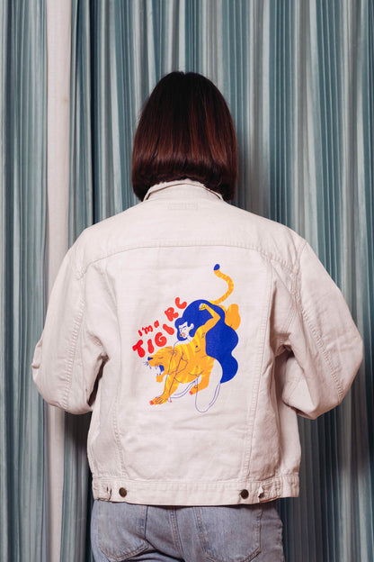 Veste en jean blanc sérigraphiée I'm a Tigirl x La fête Sauvage